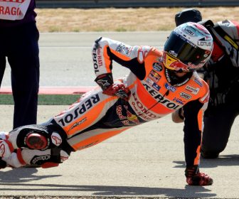 2016アラゴンGPまとめ その1 マルケス&タイヤ問題:メルマガ Vol. 111:風聞〜イタたわGP Repsol Honda Team's Spanish rider Marc Marquez celebrates after winning the Moto GP race of the Aragon Grand Prix at the Motorland racetrack in Alcaniz on September 25, 2016. / AFP PHOTO / JOSE JORDAN