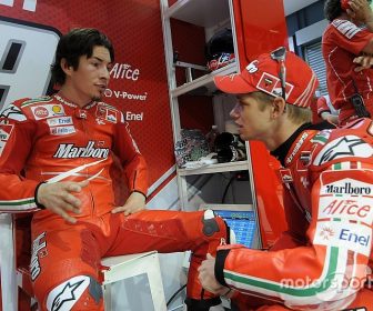 ストーナー『ニッキーは決して笑顔を絶やさなかった、寂しくなる』 motogp-qatari-gp-2009-nicky-hayden-ducati-marlboro-team-and-casey-stoner-ducati-marlboro-t