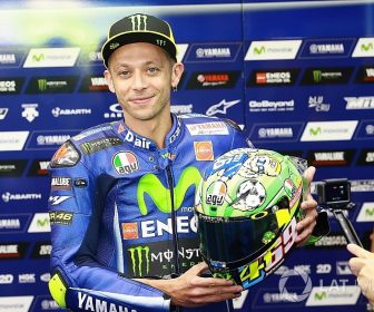 ロッシ、ムジェッロ469ヘルメットをヘイデン家に寄贈 motogp-italian-gp-2017-valentino-rossi-yamaha-factory-racing-with-new-helmet-5273493