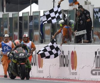 ザルコ、ガス欠でマシンを押してゴール:2017ミザノGP zarco-spinta