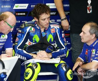 カダローラ『ずっと夢見たことをロッシのためにやっている』 motogp-spanish-gp-2016-valentino-rossi-yamaha-factory-racing-with-silvano-galbusera-and-lu