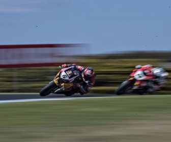 ステファン・ブラドル非難『ホンダSBKは堂々巡りだけ…』 PHILLIP ISLAND, AUSTRALIA - FEBRUARY 26: Stefan Bradl of Germany and Red Bull Honda World Superbike team leads the field during round one of the FIM World Superbike Championship at Phillip Island Grand Prix Circuit on February 26, 2017 in Phillip Island, Australia. (Photo by Mirco Lazzari gp/Getty Images)