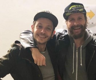 ロッシ、ジョヴァノッティを陣中見舞い VALENTINO-ROSSI-IN-VISITA-DA-jovanotti-1024x597