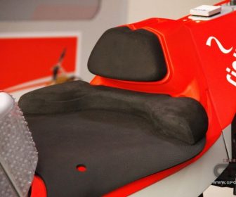 カタールGPこぼれ話:ロレンソ特製シート、電動バイクレース初会合ほか:Vol. 181まくら話 lorenzosella-1