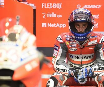 ドヴィツィオーゾ:ドゥカティからの然るべきオファー待ち、ホンダ&スズキも視野 motogp-qatar-gp-2018-andrea-dovizioso-ducati-team-7887659