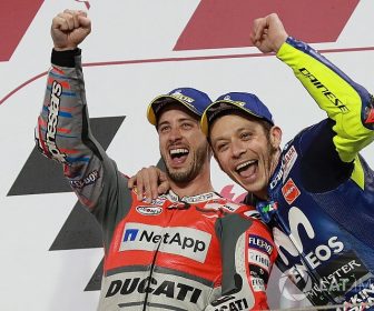 ロッシ談その2『ドヴィツィオーゾは諦めず、31才で勝利ライダーになった』 motogp-qatar-gp-2018-andrea-dovizioso-ducati-team-valentino-rossi-yamaha-factory-racing-7976409