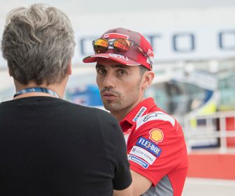 ドゥカティ・テストライダーの仕事を語る:ミケーレ・ピッロ MISANO ADRIATICO, ITALY - SEPTEMBER 06: Michele Pirro of Italy and Ducati Team looks on in pit during the MotoGP of San Marino - Previews at Misano World Circuit on September 6, 2018 in Misano Adriatico, Italy. (Photo by Mirco Lazzari gp/Getty Images)