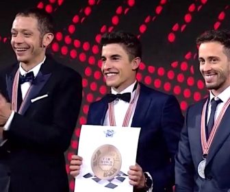 マルケス『ロッシの経験とドヴィの操縦テクが欲しい』 2018-motogp-awards-marquez-dovizioso-rossi