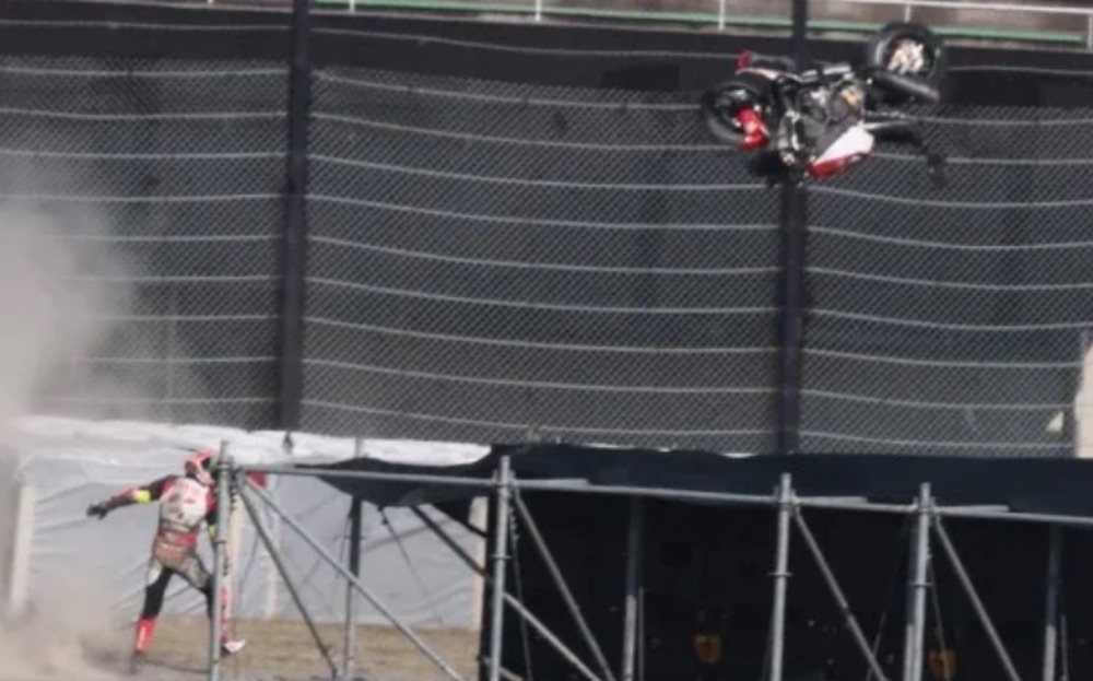鈴鹿8耐：ミラー予選転倒、ケガなし、マシン大損壊（映像あり）